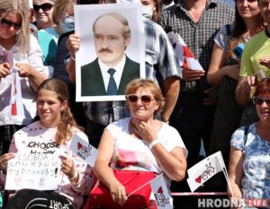 «Мама была в этой же тюрьме при немцах». Собиравшая подписи за Лукашенко пенсионерка оказалась в камере и сбежала в Польшу Александра Ханевич (с красной сумкой) на митинге Светланы Тихановской в Гродно. Фото: Руслан Кулевич