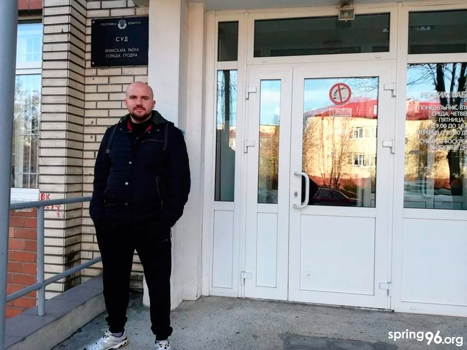 Пракурор запатрабаваў 4,5 года турмы за кінуты ў мікрааўтобус АМАПа бетон. Пацярпелыя аб шкодзе не заявілі Пракурор запатрабаваў 4,5 года турмы за кінуты ў мікрааўтобус АМАПа бетон. Пацярпелыя аб шкодзе не заявілі