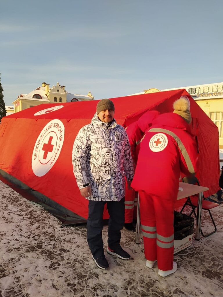 “За першы дзень – 300 чалавек”. Пункт абагрэву Чырвонага крыжа пачаў працу ў Гродне