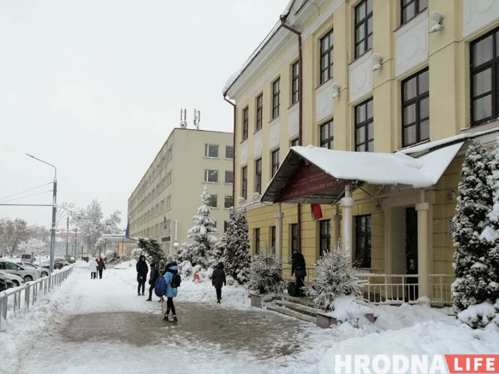 У школах Гродна складаюць спісы настаўнікаў на вакцынацыю ад COVID-19. Прывіваць іх пачнуць у пачатку сакавіка У школах Гродна складаюць спісы настаўнікаў на вакцынацыю ад COVID-19. Прывіваць іх пачнуць у пачатку сакавіка