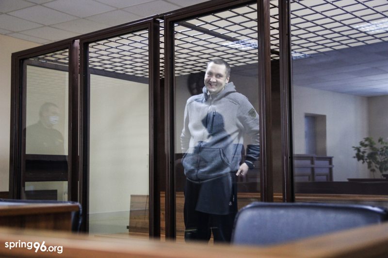 Кіроўцу Ціханоўскага ў Гродне асудзілі на шэсць гадоў калоніі ўзмоцненага рэжыму Аляксандр Арановіч у судзе. Фота: "Вясна"
