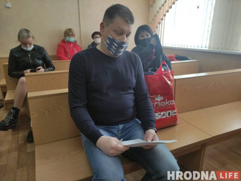 Фатографа Валерыя Юдзіна аштрафавалі на 435 рублёў за сцяжок у машыне. Да выплаты штрафу ў яго арыштавалі тэлефон