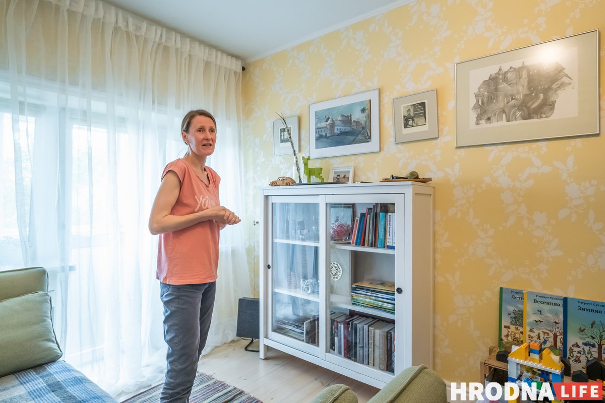 «Дом строили для работников текстильного комбината». Как выглядит квартира семьи историка и программиста в Гродно