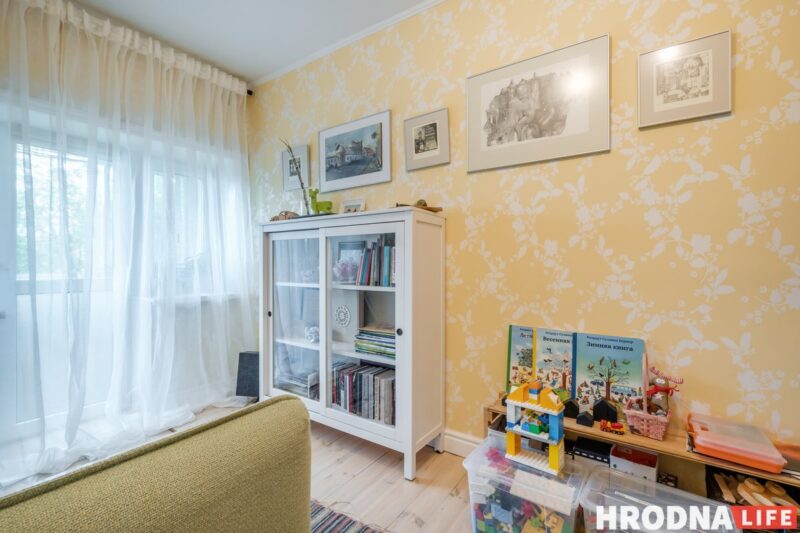 «Дом строили для работников текстильного комбината». Как выглядит квартира семьи историка и программиста в Гродно