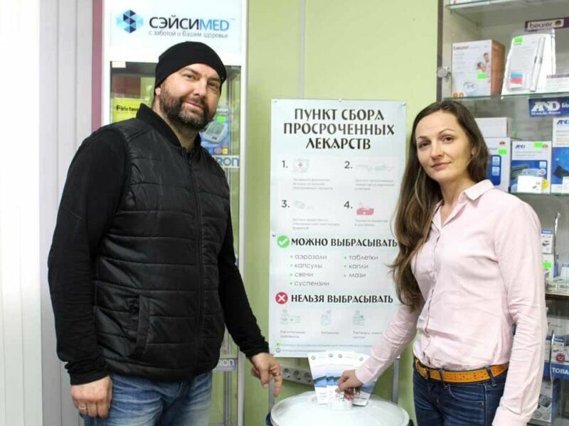 У Гродне актывісты не змаглi паставіць кантэйнеры для раздзельнага збору лекаў. Чаму? Экоактивисты Евгений и Виктория Калач организуют раздельный сбор лекарств в Беларуси. Фото: Центр экологических и социальных решений