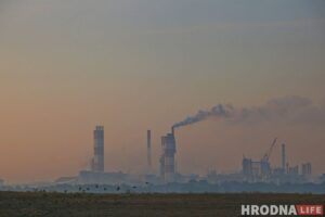 На "Гродна Азот" ёсць 350 вакансій. Тым часам, дзеючых работнікаў адпраўляюць на ўборачную "Гродно Азот". Фото: Hrodna.life