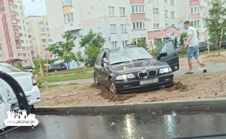 Затапіла горад і размыла дарогу. Моцная залева прайшла ў Гродне