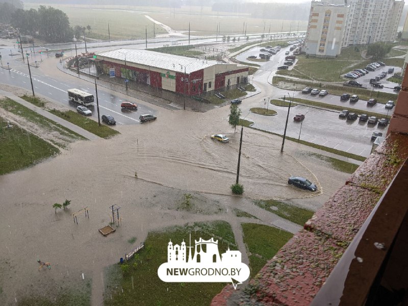 Затапіла горад і размыла дарогу. Моцная залева прайшла ў Гродне