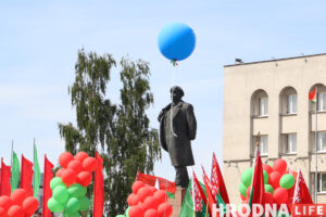Сцяг Перамогі над драмтэатрам, каша ў кубачках і сплаў з партрэтамі. Як Гродна адзначыў Дзень Перамогі Сцяг Перамогі над драмтэатрам, каша ў кубачках і сплаў з партрэтамі. Як Гродна адзначыў Дзень Перамогі