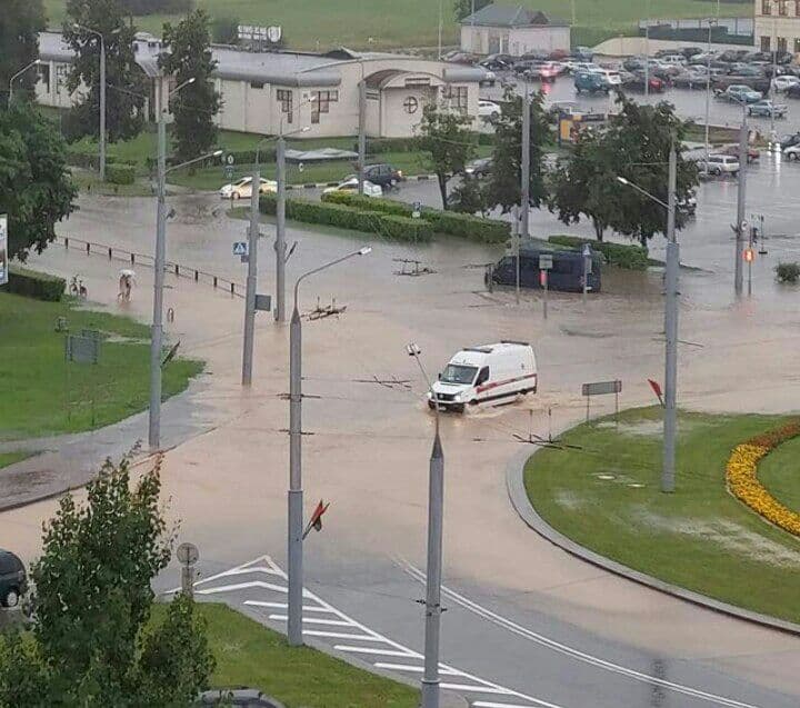 На Калючынскай вады па калена, на Кірава стаяць тралейбусы. Проста ў Гродне дождж