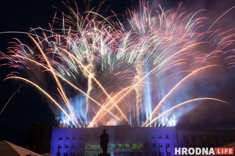Салют Дня Незалежнасці ў Гродне: чырвона-зялёныя колеры і лазерныя сцягі (Фота)