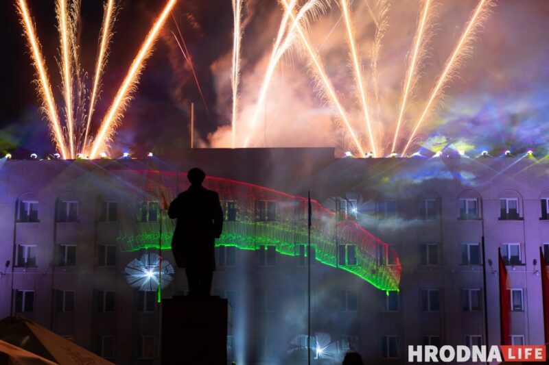 Салют Дня Незалежнасці ў Гродне: чырвона-зялёныя колеры і лазерныя сцягі (Фота)