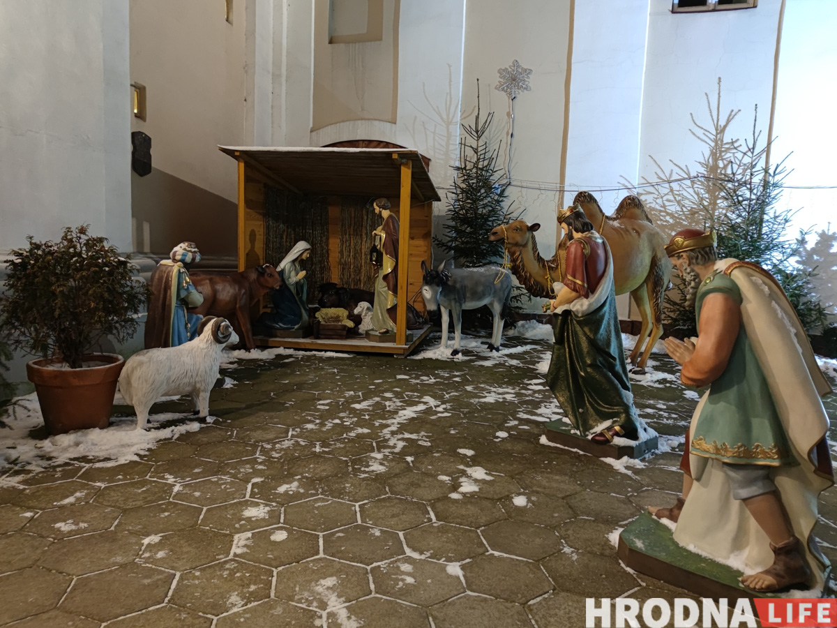 Завтра - Рождество. Как выглядят шопки в костелах Гродно накануне праздника