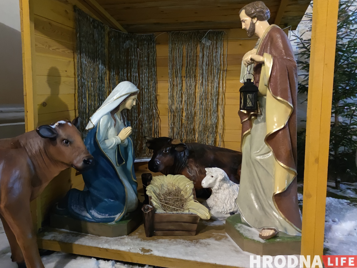 Завтра - Рождество. Как выглядят шопки в костелах Гродно накануне праздника