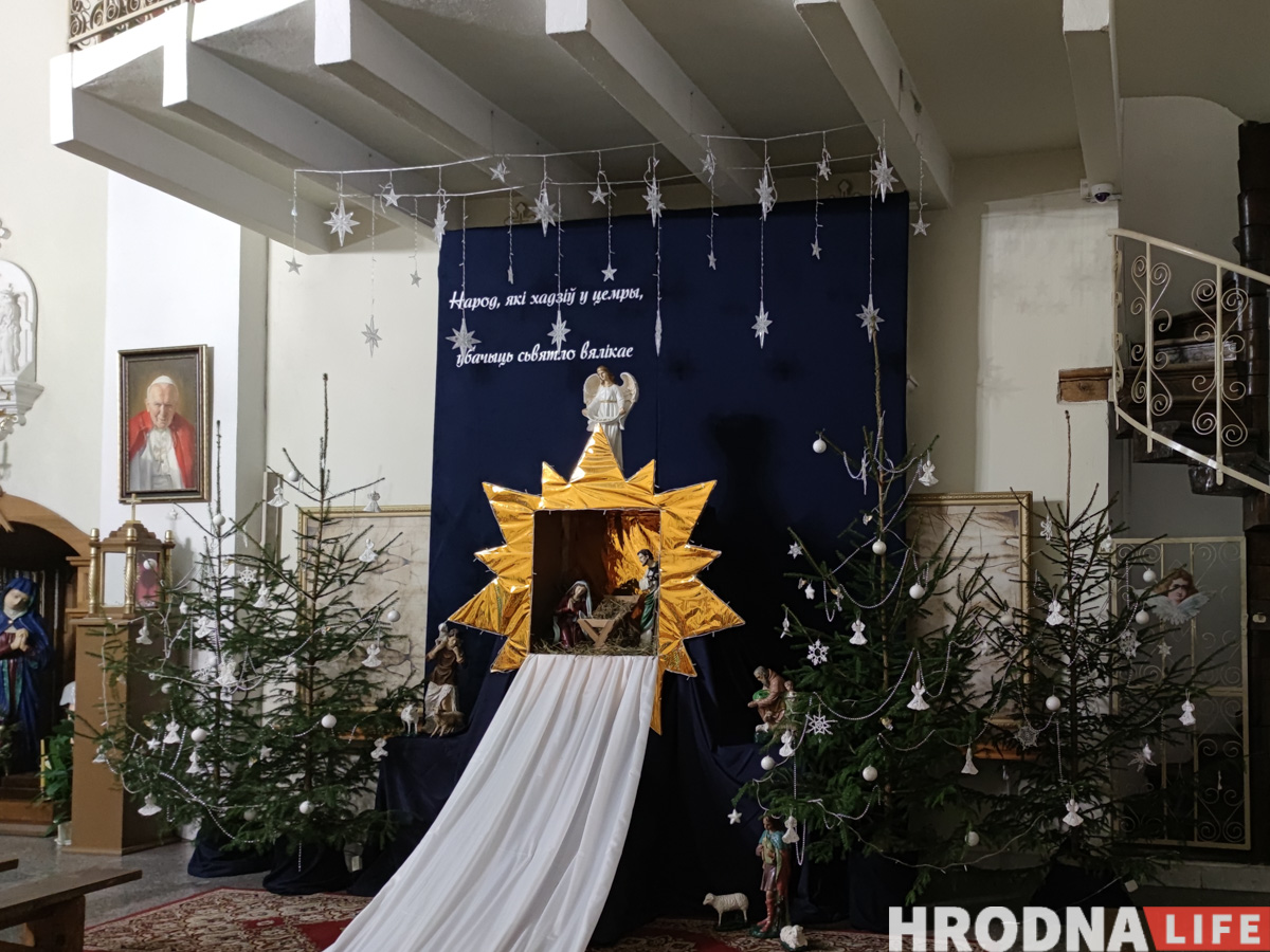 Завтра - Рождество. Как выглядят шопки в костелах Гродно накануне праздника