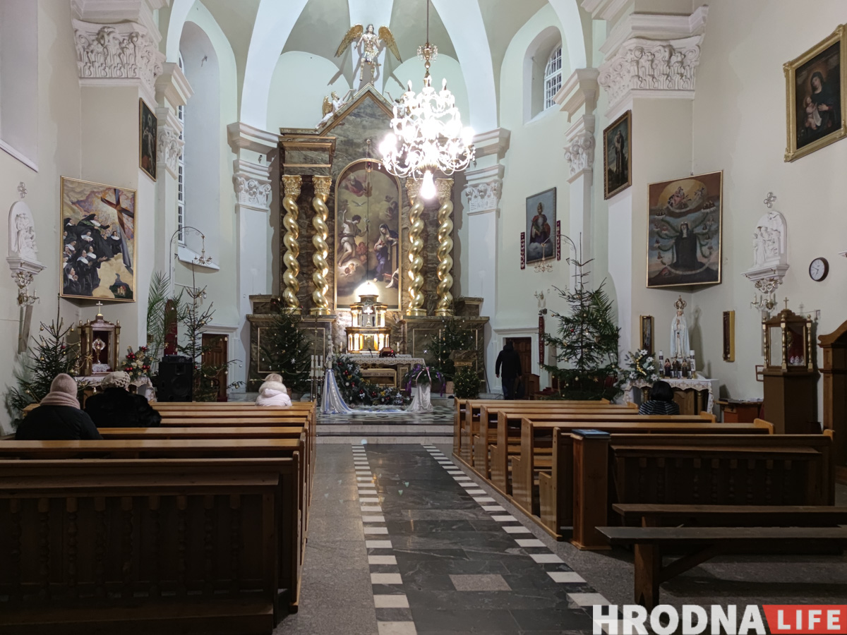 Завтра - Рождество. Как выглядят шопки в костелах Гродно накануне праздника