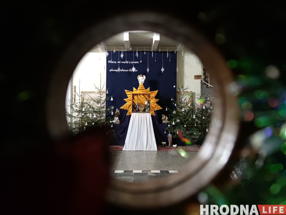 Завтра - Рождество. Как выглядят шопки в костелах Гродно накануне праздника