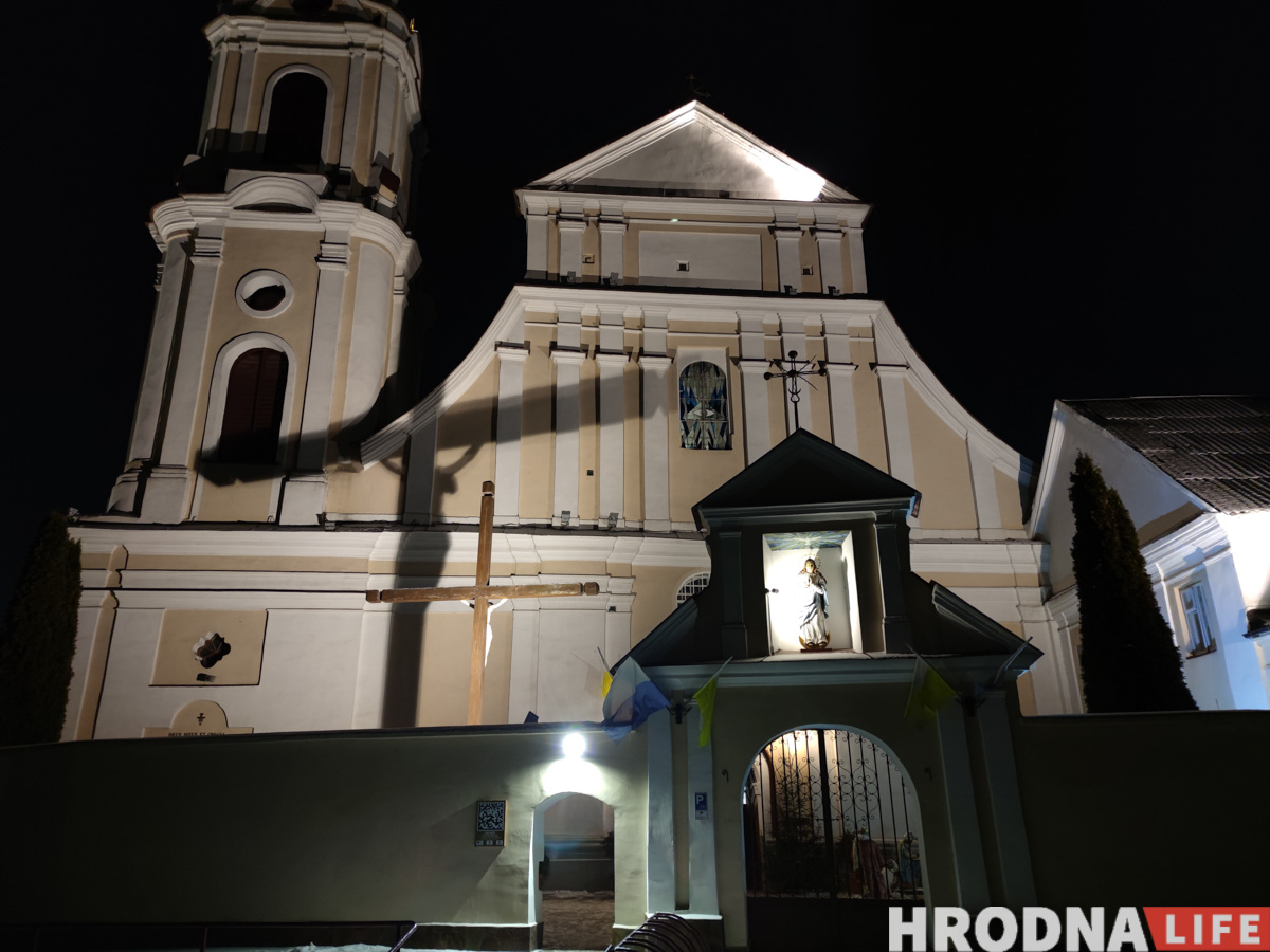 Завтра - Рождество. Как выглядят шопки в костелах Гродно накануне праздника