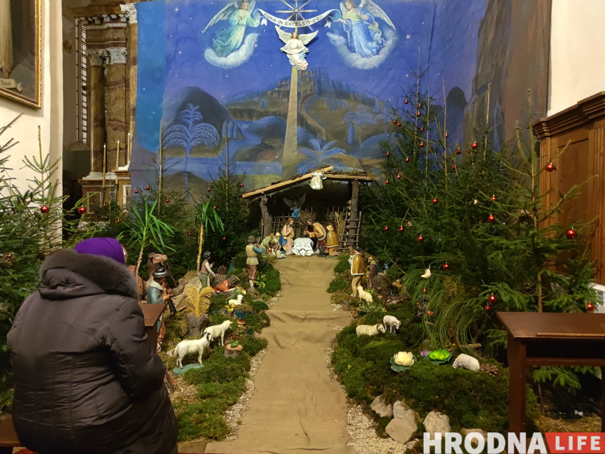 Завтра - Рождество. Как выглядят шопки в костелах Гродно накануне праздника