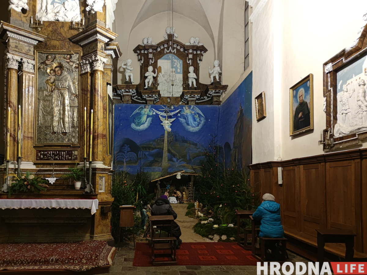 Завтра - Рождество. Как выглядят шопки в костелах Гродно накануне праздника