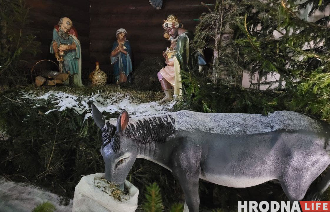 Завтра - Рождество. Как выглядят шопки в костелах Гродно накануне праздника
