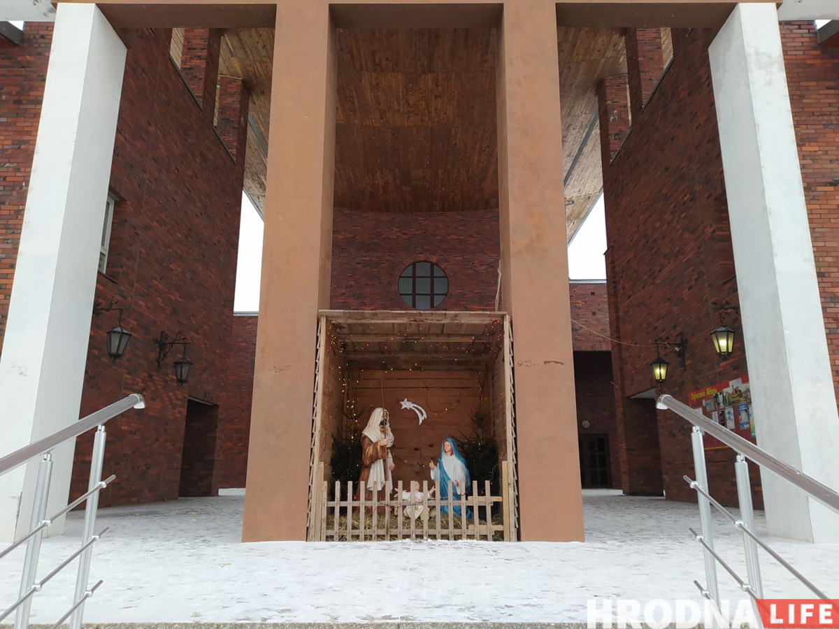 Завтра - Рождество. Как выглядят шопки в костелах Гродно накануне праздника