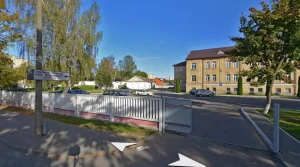 У 2022 годзе ў Гродне плануюць адрамантаваць 150 двароў. Да рамонта прапануюць далучыцца мясцовым жыхарам вч 5522 міліцыя Чырвонаармейская, 11 у Гродне. Фота: Яндэкс. Карты