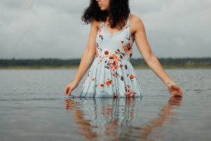 Замест сукенкі H&M за 50 рублёў - беларуская за 200? Ці змогуць мясцовыя вытворцы замяніць адзенне замежных брэндаў платье сукенка лето женская одежда Фото: Jessie Kenaston, unsplash.com