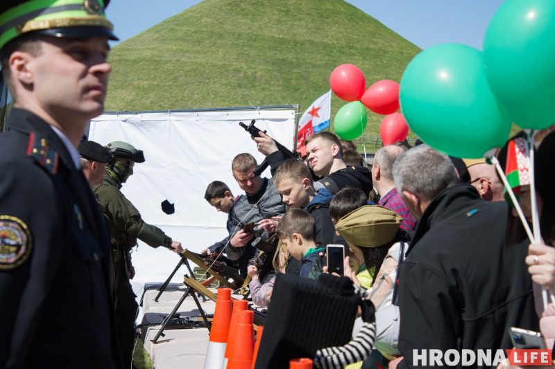 Шэсце, канцэрт і выстава зброі. У Гродне адзначылі Дзень Перамогі, а Караеў распавёў пра "прывід фашызму недалёка ад нас" Святкаванне Дня Перамогі ў Гродне на Кургане Славы, 9 траўня 2022 года