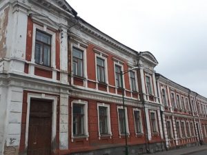 Замест чыноўнікаў - тусоўшчыкі. У былой адміністрацыі Ленінскага раёна з’явіцца дворык з кафэ