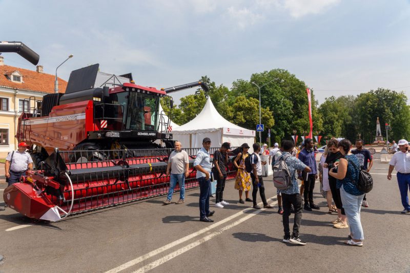 МАЗ з ралі "Дакар" і цягач для самалёта як сцэна. Якую тэхніку паказалі гродзенцам на выставе Форуму рэгіёнаў