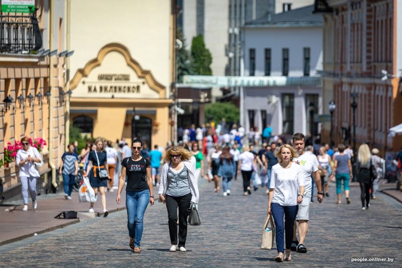 Турызм на Гродзеншчыне: аграсядзіб і арганізаваных замежных турыстаў менш, сваіх — рэкордна больш Турысты на вуліцах Гродна. Фота ілюстрацыйнае onliner.by