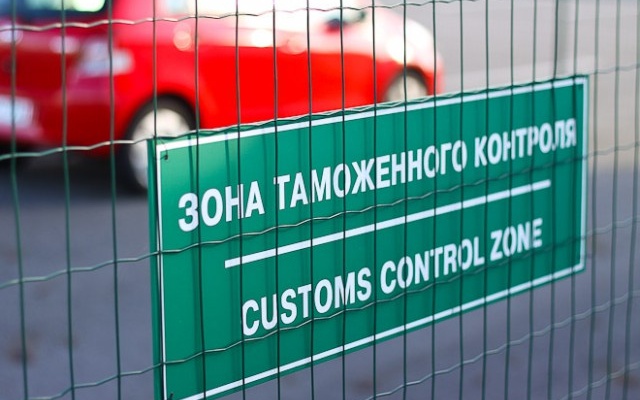 Продают места, стоят в очереди, привозят товары: 5 способов заработка на “закрытых” границах