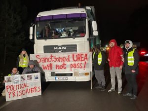 У пункце пропуску "Райгардарс" заблакавалі два грузавікі з угнаеннямі "Гродна Азот". Ён знаходзіцца пад санкцыямі (абноўлена) Акция на границе. Фото : "Рабочы Рух"