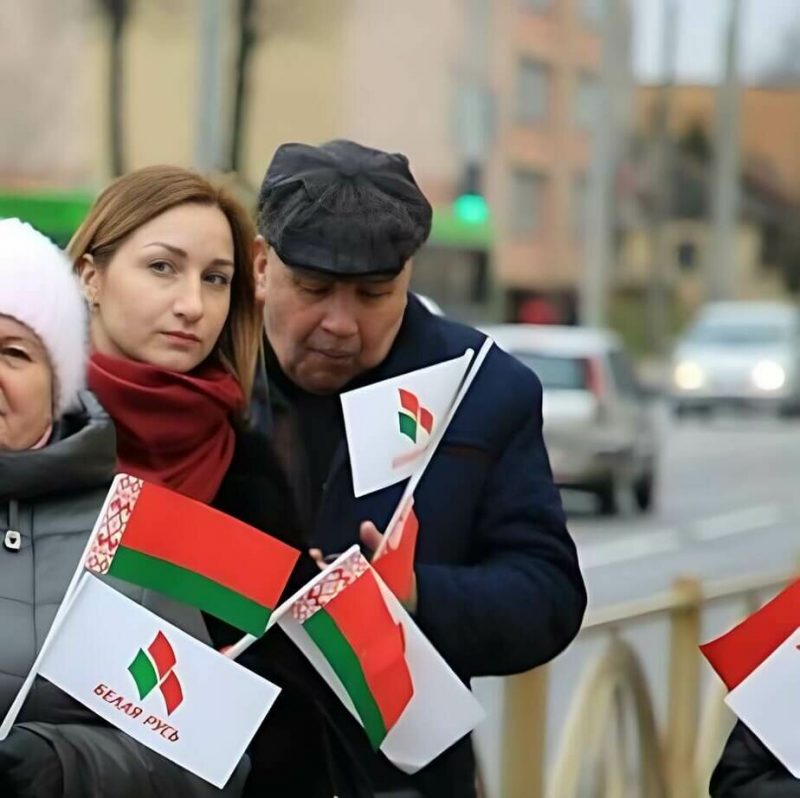 Неравнодушный БРСМ и активист компартии. Что за граждане пикетировали под консульством Польши против закрытия "Берестовицы"