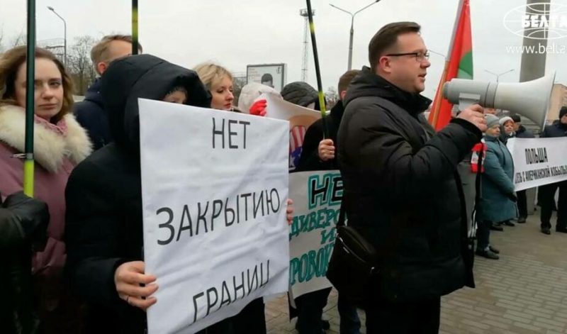 Неравнодушный БРСМ и активист компартии. Что за граждане пикетировали под консульством Польши против закрытия "Берестовицы"