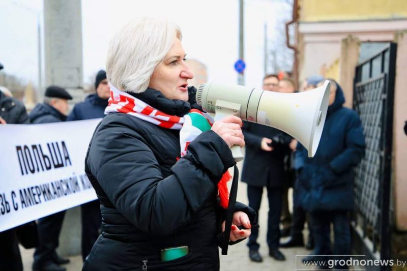 Неравнодушный БРСМ и активист компартии. Что за граждане пикетировали под консульством Польши против закрытия "Берестовицы"