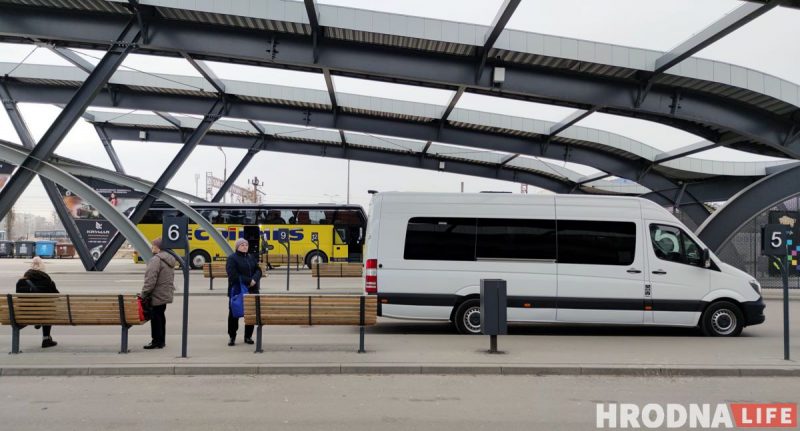 Маршрутка з Гродна на вакзале ў Беластоку. Як дабрацца з Польшчы ў Беларусь і з Гродна ў Польшчу зараз. Фота: Hrodna.life