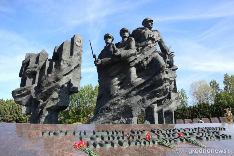 Школьнікам забаранілі катацца і сядзець на помніку савецкім пагранічнікам у Гродне Помнік савецкім памежнікам у Гродне