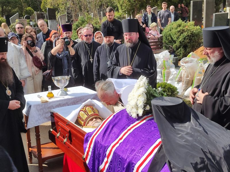 Міліцыя на чале працэсіі. Як у Мінску хавалі архіепіскапа Арцемія Пахаванне архіепіскапа Арцемія.