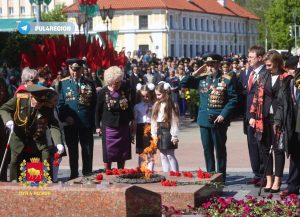 Аўтапарад, кветкі і расійскі сцяг над плошчай Леніна. Як у Гродне адзначаюць 9 траўня 9 траўня 2023
