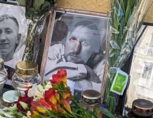 Уласніка гродзенскай этнакрамы «Цудоўня» асудзілі на «хімію» — за пратэсты 2020-га года Берлін. Беларусы нясуць кветкі і свечкі да мемарыяла ў памяць Алеся Пушкіна