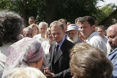 Гродзенкі сталі на калені перад Тускам? Гісторыя аднаго фота і двух фэйкаў