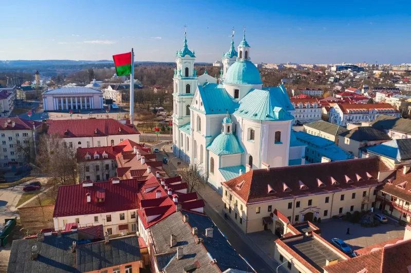 Візуалізацыя флагштока на плошчы Савецкай у Гродне. Згенеравана рэдакцыяй Hrodna.life у есць. Фота: Shutterstock.com via travel.by