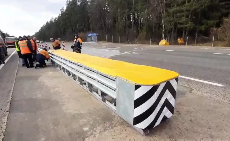 Бяспечны нават пры хуткасці 130 км/г: на М6 з’явіўся новы адбойнік
