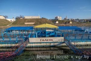 Былы рэстаран “Галера” на Нёмане адбуксіравалі з цэнтра Гродна Баржа "Галера"