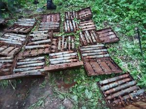 Вялікую схованку зброі знайшлі ў Ваўкавыскім раёне: выкапалі 16 скрыняў снарадаў Артылерыйскія снарады