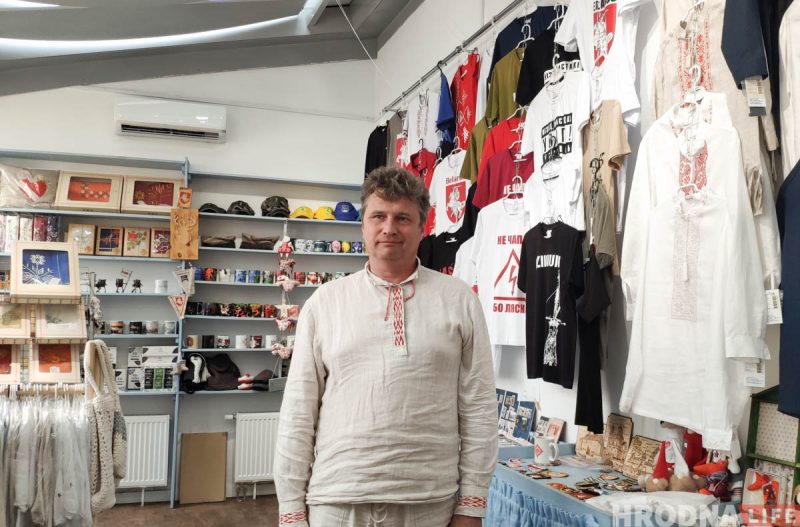 Сяргей Верамеенка ў сваёй краме "Адметнасць" у Гродне.