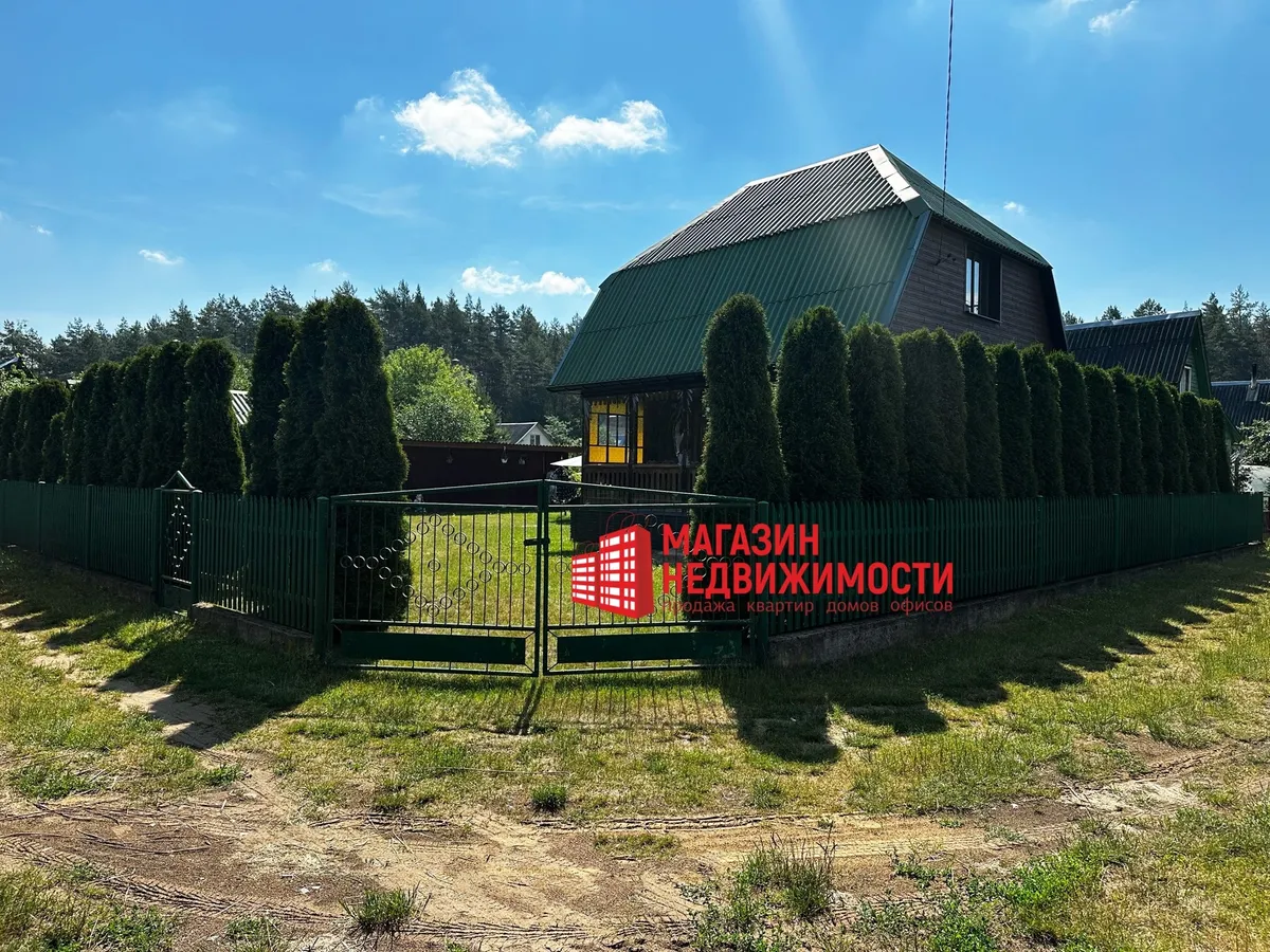 Тэрыторыя дома ў Азёрах.