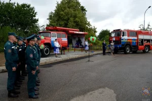 Фотафакт: У Навагрудку пасажыры будуць чакаць аўтобус у… пажарнай машыне Прыпынак МНС у Навагрудку